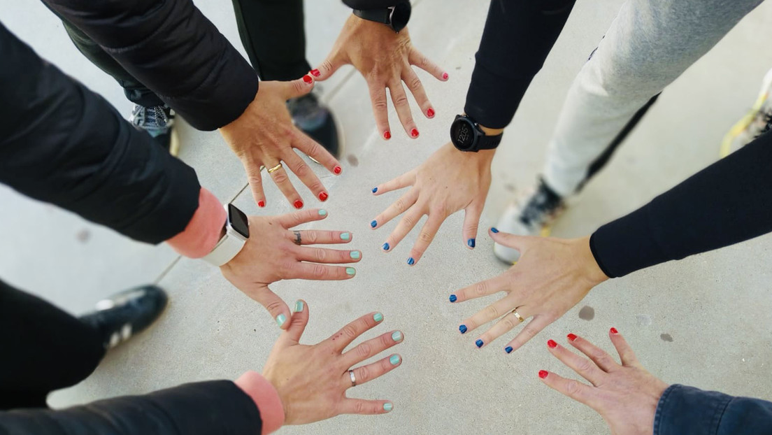 Maestros de una escuela de España dan clases con faldas y las uñas pintadas en solidaridad con una niña trans acosada por sus compañeros (FOTOS)