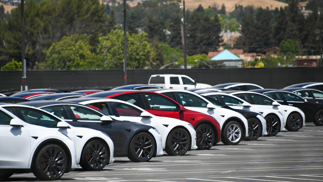 "Una situación extraña difícil de explicar": Tesla vende coches eléctricos de 2021 con baterías antiguas y al precio de nuevos