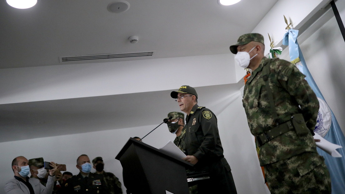 La Policía de Colombia publica una foto de dos agentes con tapabocas añadidos con Photoshop y la Red no perdona