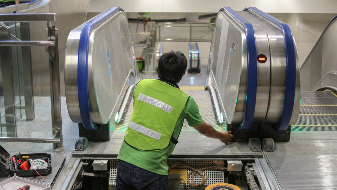 Una escalera mecánica invierte su dirección y provoca la caída de decenas de personas en una estación de tren en EE.UU. (VIDEO)