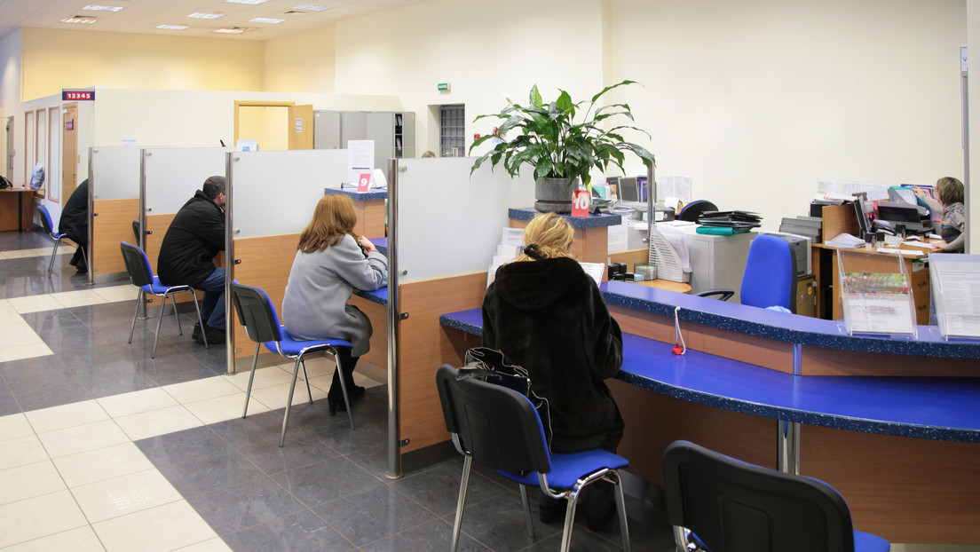 El verbo 'aperturar' irrumpe en el diccionario de la RAE y las redes estallan ante esa 'traición'