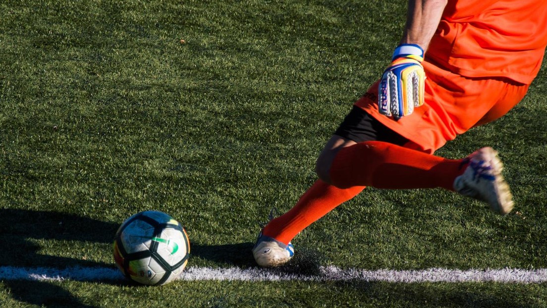 Muere un portero tras chocar con un futbolista rival durante un partido