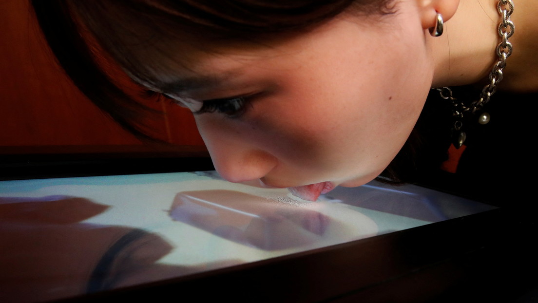 Desarrollan un prototipo de pantalla que recrea sabores de alimentos y se puede lamer