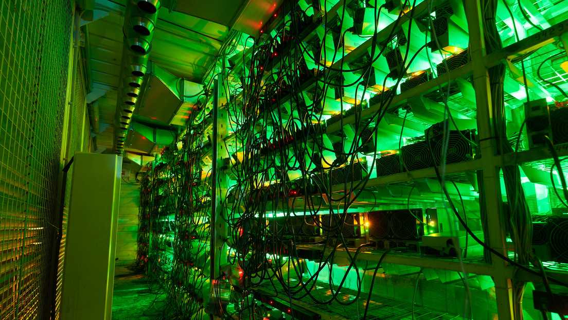 Mineros de bitcóin alcanzan un récord de ingresos de 15.300 millones de dólares en 2021