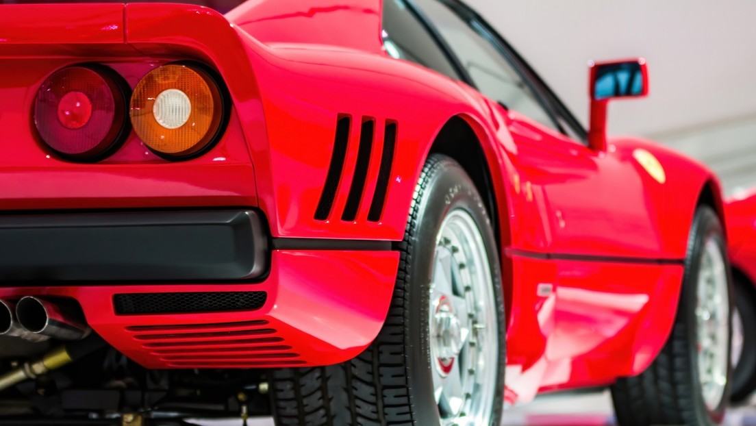 Un Ferrari choca contra un centro comercial y se queda medio empotrado (FOTOS, VIDEO)