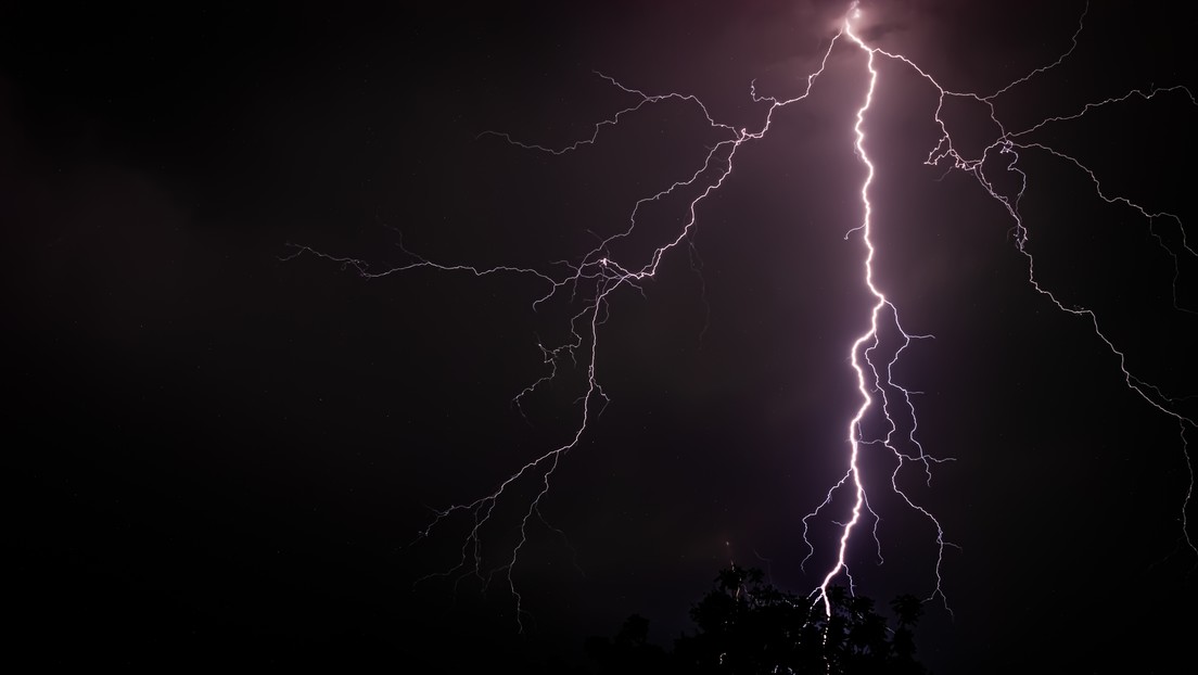 Un hombre sobrevive al impacto de un rayo gracias a su paraguas (VIDEO)