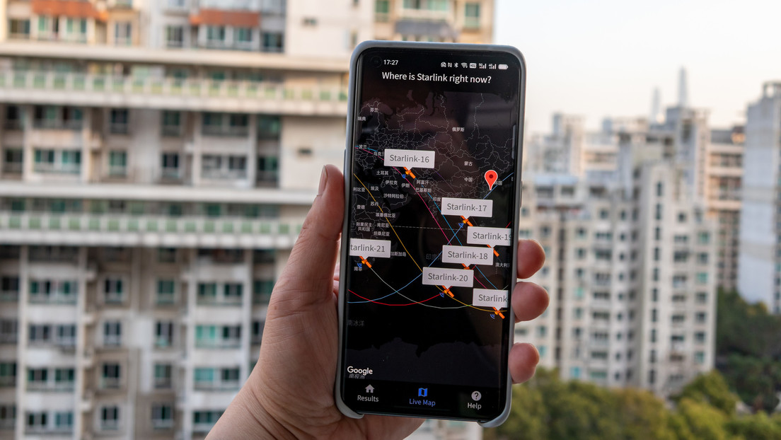 FOTOS: El dueño de un Tesla Model X instala una antena de Starlink en el baúl y disfruta de Internet satelital en plena autopista