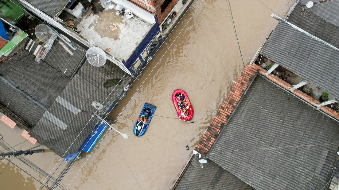Cadenas humanas para distribuir ayuda, viviendas engullidas y amenaza de enfermedades: las lluvias provocan una "catástrofe histórica" en Bahía