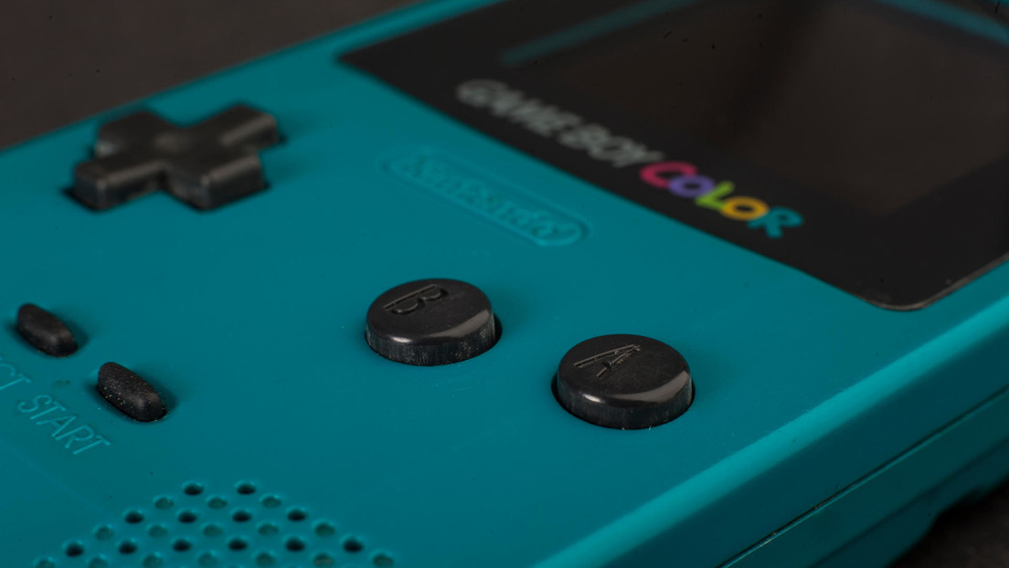 Logan Paul estropea quince Game Boy Color icónicas de los 90 para construir una mesa de resina y causa la ira de los internautas