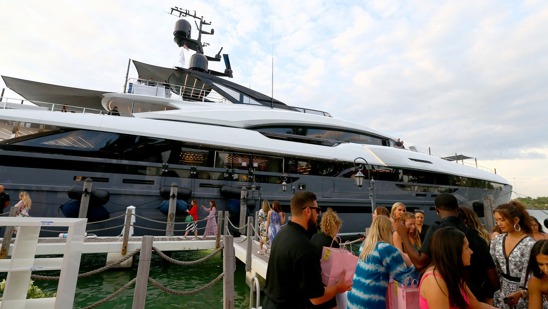 El superyate de 51 millones de dólares del magnate JR Ridinger choca y hunde un buque cisterna con gas en las Bahamas