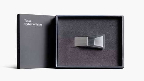 Musk anuncia el lanzamiento de un silbato de 50 dólares inspirado en la Cybertruck de Tesla y se burla de Apple