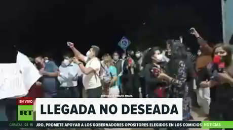 Manifestantes se congregan en un aeropuerto de Bolivia para rechazar la llegada de un gobernador de derecha