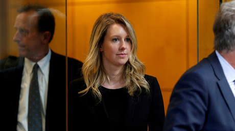 Elizabeth Holmes, la fundadora de Theranos acusada de fraude, testifica que sufrió abusos sexuales y psicológicos por parte de su exnovio y socio