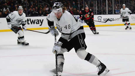 Sancionan con cinco partidos a un jugador de la NHL por morder a un rival (VIDEOS)