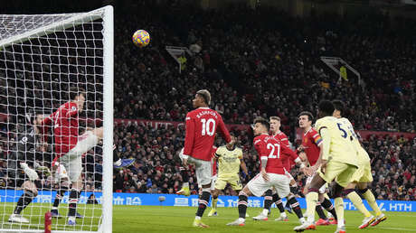 VIDEO: Con arquero en el piso tras ser lesionado por un compañero, el Arsenal anota polémico gol ante el Manchester United