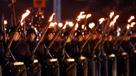 "Uniformes, antorchas y 16 años en el poder, pero la dictadura es El Salvador": Bukele se burla de la despedida de Merkel como canciller
