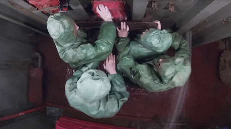 VIDEO: Tripulaciones de la Armada rusa 'luchan' contra siniestros marítimos y brechas en el casco del buque