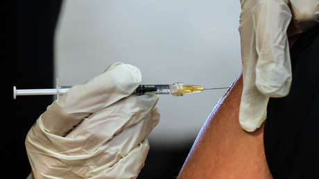 Un italiano trata de vacunarse con un brazo de silicona para obtener el pasaporte covid, pero fracasa y termina detenido