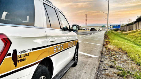 VIDEO: Un tráiler arrastra varios metros a un auto atrapado entre sus ruedas, pero la conductora del coche es captada saludando a la cámara