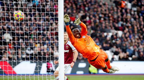 VIDEO: Un defensa del West Ham toma por sorpresa al arquero del Chelsea, al anotar un increíble gol desde un ángulo inusual y asegurar la victoria