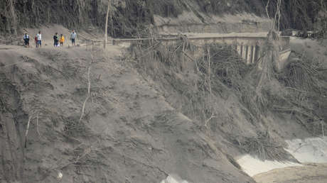 Una isla indonesia queda envuelta en cenizas tras la erupción del volcán Semeru, que dejó decenas de víctimas (FOTOS)