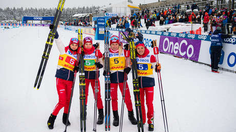 VIDEO: Las esquiadoras rusas se llevan la victoria en la Copa del Mundo por primera vez en 17 años y la más joven cae a la nieve tras cruzar la meta