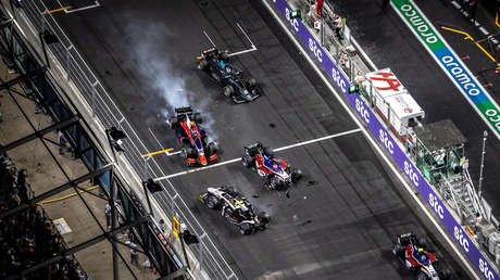 VIDEO: Dos pilotos de Fórmula 2 son trasladados en helicóptero al hospital tras un aparatoso accidente al iniciar la carrera