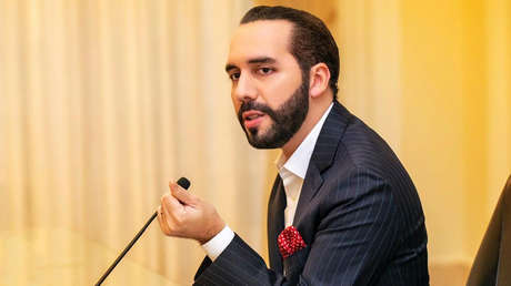 La respuesta de Bukele al economista que lo criticó por "desperdiciar" dinero público comprando bitcóins