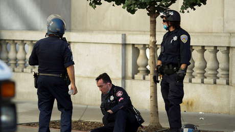 Un restaurante en EE.UU. se niega a atender a tres policías porque iban armados (y luego admite su error)
