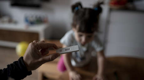 Detectan en el Reino Unido un inusual síntoma provocado en los niños por la variante ómicron del coronavirus