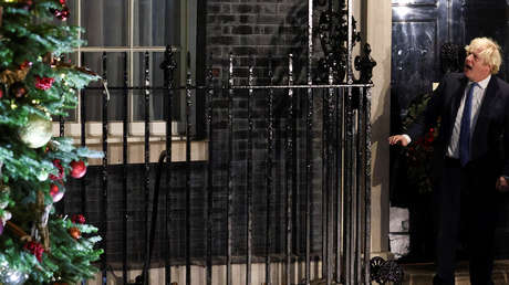 Boris Johnson se disculpa por un video en el que sus funcionarios bromean sobre una supuesta fiesta navideña sin distancia social