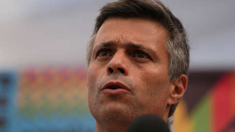 VIDEO: Leopoldo López recibe un huevazo, entre gritos de "asesino", durante su visita a Chile