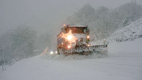 La borrasca Barra cubre de nieve el norte de España y provoca el cierre de casi 60 carreteras