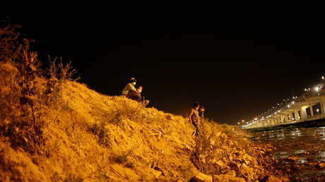 Autoridades mexicanas rescatan a dos mujeres y tres menores hondureños atrapados en el Río Bravo rumbo a EE.UU.