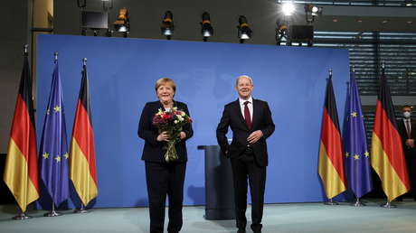 "Por fin en casa": IKEA se despide de Angela Merkel y aprovecha la ocasión para promocionar su línea de sillones