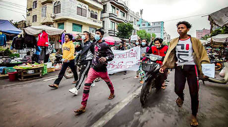 Acusan a los militares de Myanmar de torturar, fusilar y quemar a 11 aldeanos en un bastión de la resistencia