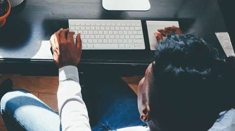 El jefe de la empresa estadounidense que despidió a 900 empleados en una videollamada grupal se toma "un tiempo libre"