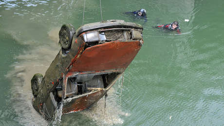 Un 'youtuber' encuentra en el fondo de un río el auto de dos adolescentes desaparecidos hace 21 años en EE.UU.