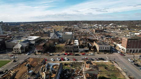 "Por favor, rezad por nosotros": una mujer atrapada en una fábrica tras el paso del tornado en Kentucky pide ayuda en vivo (VIDEOS)