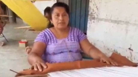 Artesana mexicana es invitada a participar en exposición en Nueva York y al regresar a su país le obligan a pagar impuestos por sus propias prendas