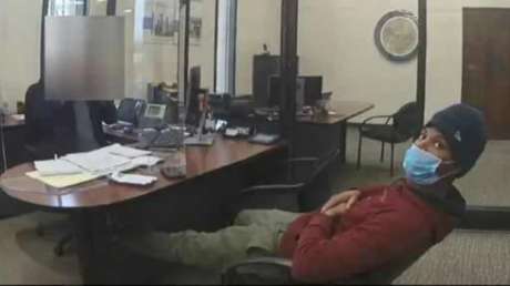 Un afroamericano es esposado y escoltado fuera de un banco en EE.UU. tras ser acusado falsamente de intentar cobrar un "cheque fraudulento"