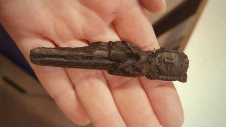 Descubren una curiosa figurilla medieval de un personaje portando una corona y un halcón de caza en Noruega