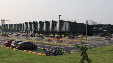 Dos policías y un atacante muertos tras dos explosiones en un aeropuerto al norte de Colombia