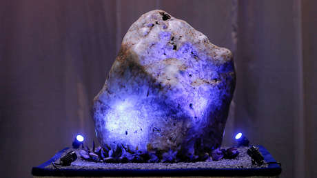 Exhiben en Sri Lanka la 'Reina de Asia', el zafiro más grande del mundo, de 310 kilos de peso