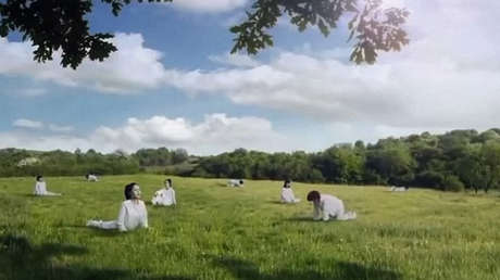 Una empresa láctea surcoreana comparte un polémico anuncio que muestra a mujeres como vacas y es obligada de disculparse