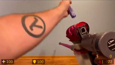 Los hipnotizantes videos de un 'tiktoker' que 'recarga' objetos del hogar como si fueran armas y al mejor estilo de 'Half-Life' o 'Doom'