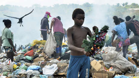 La foto de un niño que encuentra un árbol de Navidad en un vertedero de Brasil da la vuelta al mundo y provoca un aluvión de donaciones