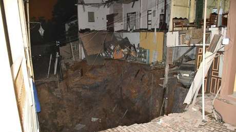 Lo que se sabe del socavón que destruyó dos viviendas patrimoniales y provocó la evacuación de 300 personas en Ecuador