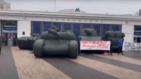 Tanques de guerra inflables aparecen en el centro de la capital de Ucrania (VIDEO)