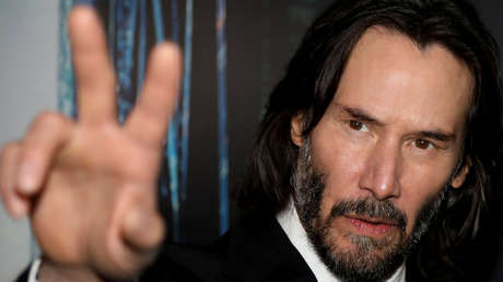 Keanu Reeves comenta el meme viral en el que aparece sentado en un banco comiendo un sánduche